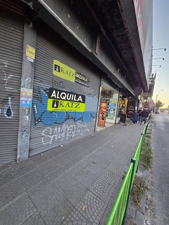 Gran esquina, Agraciada y Pilar Costa, 85 m2 , 5 mts de fre