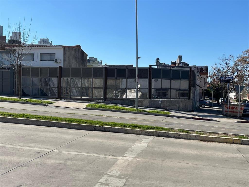 Terreno en esquina, L. A. de Herrera y Av Italia, 498 m2 !!