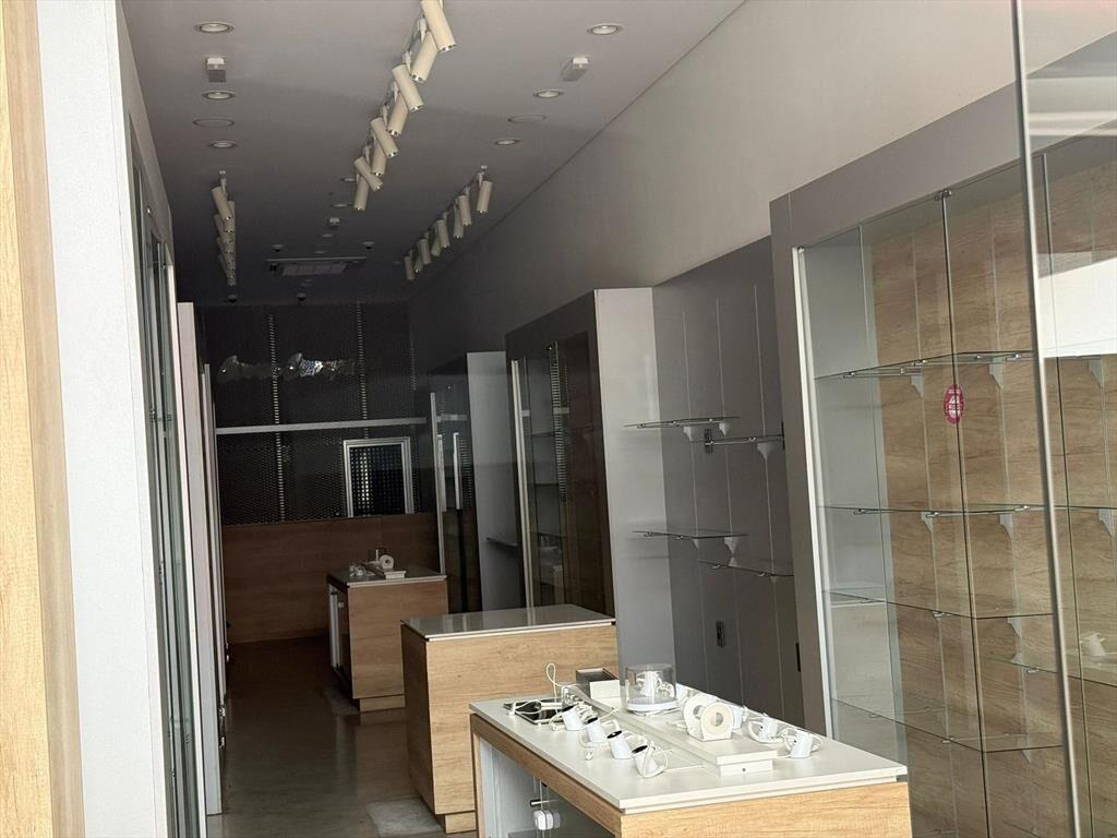 Sarandi e Ituzaingo, 100 m2, 5 mts de frente, doble altura