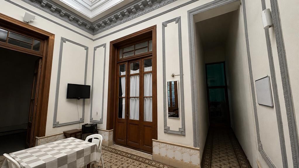 Venta de Casa con 6 dormitorios y patio en Belvedere. CON RE