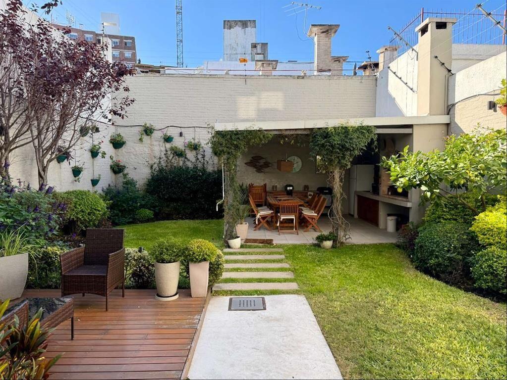 Venta casa 5 dormitorios, fondo verde con parrillero, 2gara