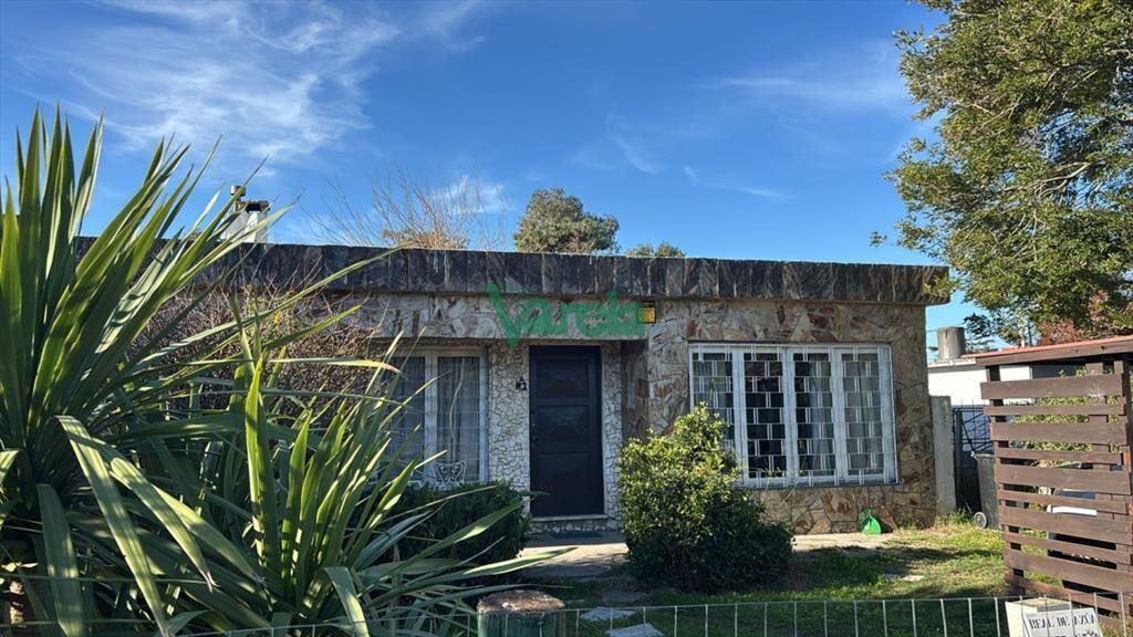 Casa a la venta en Solymar, 2 dormitorios, jardin