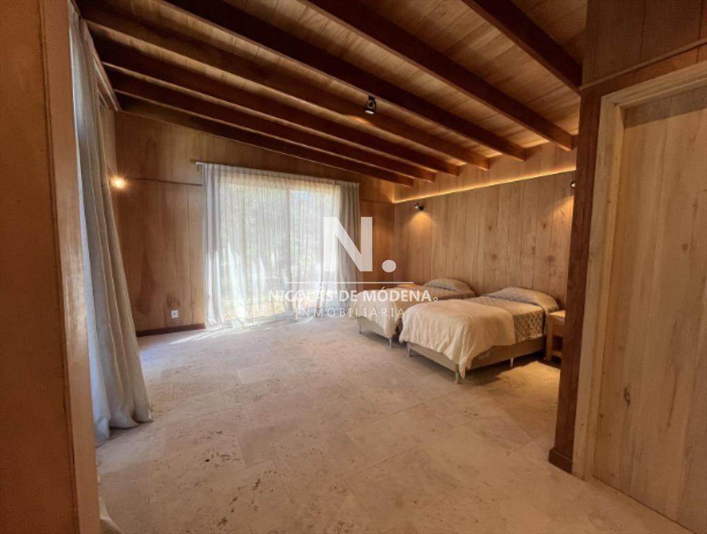 Vende casa de 5 dormitorios en Laguna Escondida.