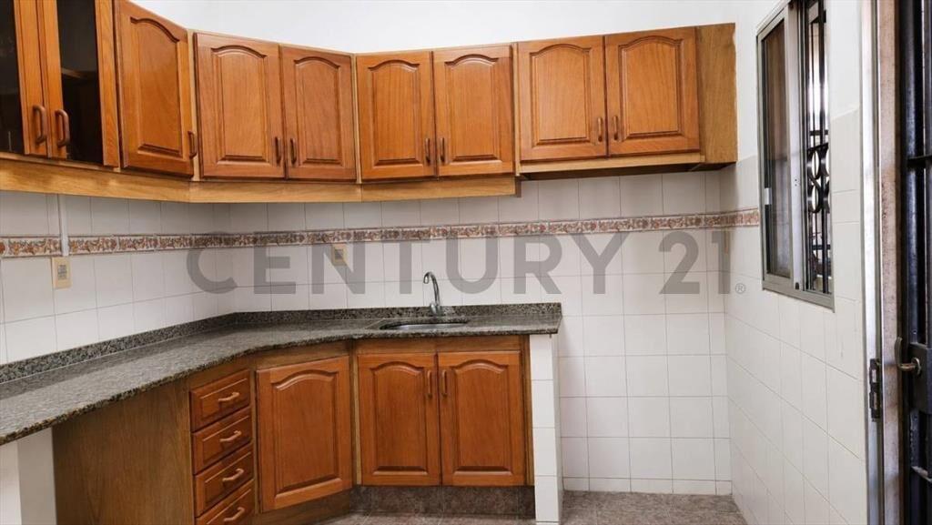 Venta de gran casa en el Cerro de Montevideo a 1 cuadra d...