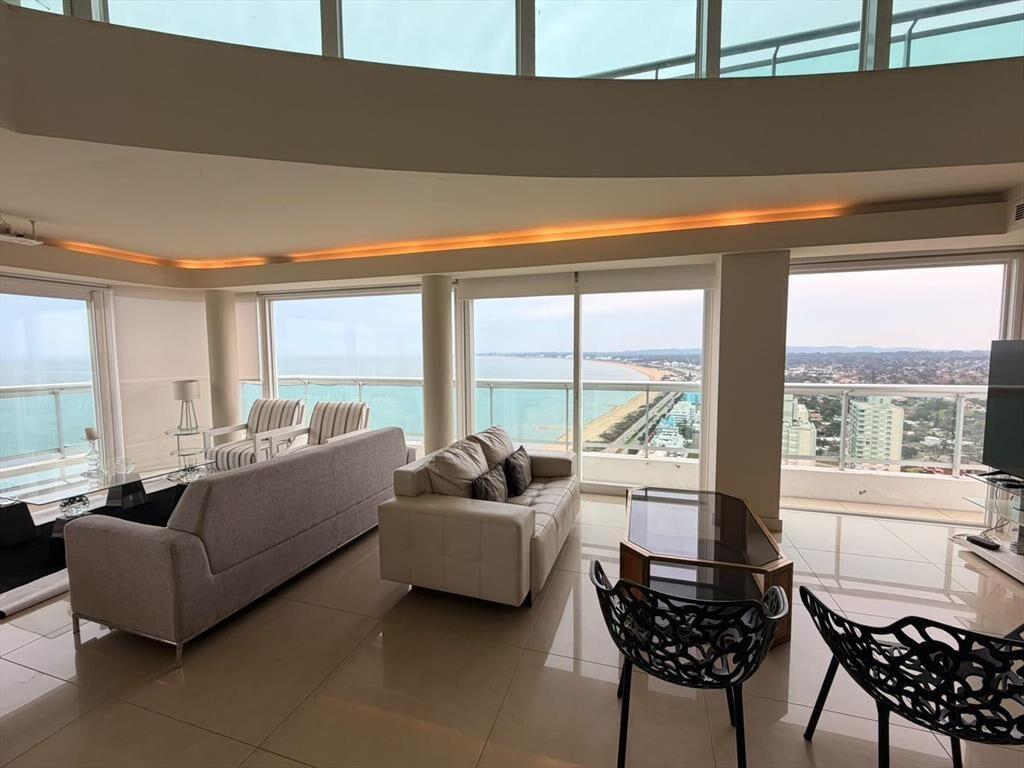 Alquiler temporal Penthouse con piscina en Playa Mansa