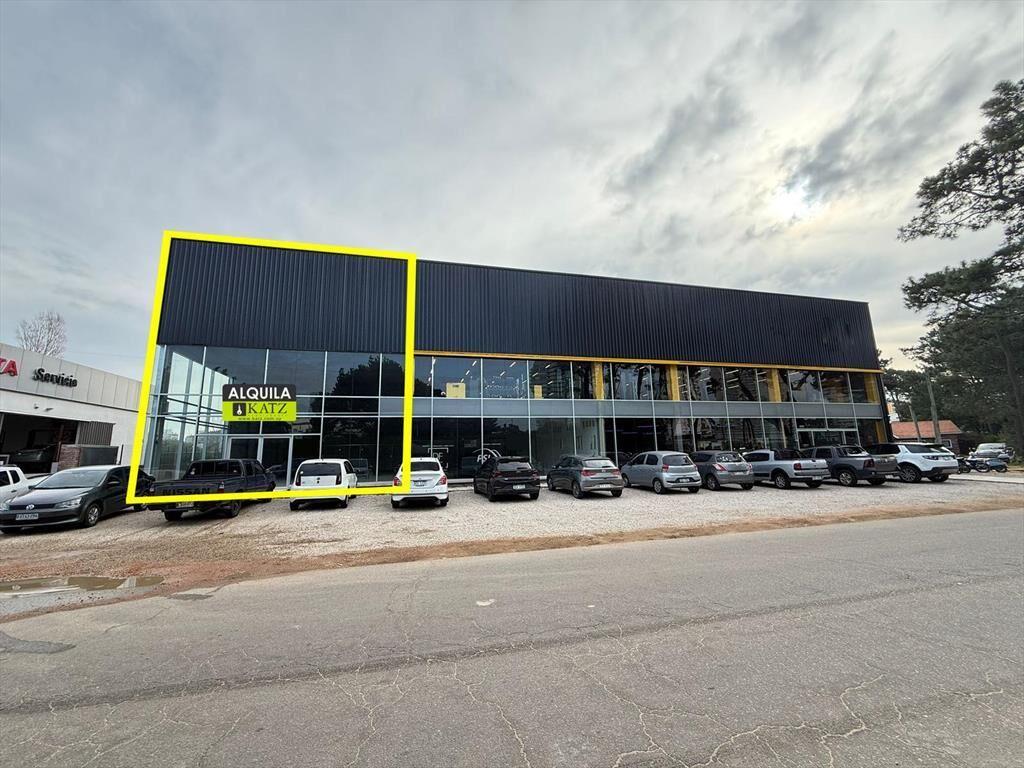 Alquiler local comercial esquinero de 234 m². Doble altura