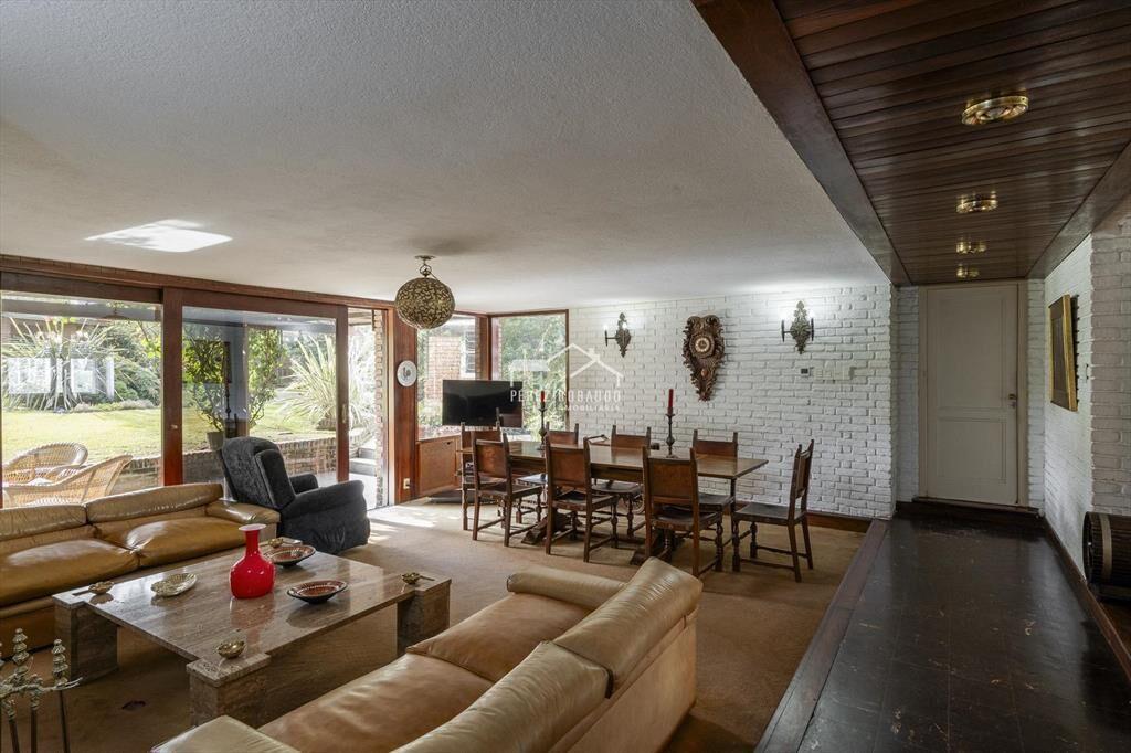 Hermosa casa de 5 dormitorios con gran parque, piscina, apa