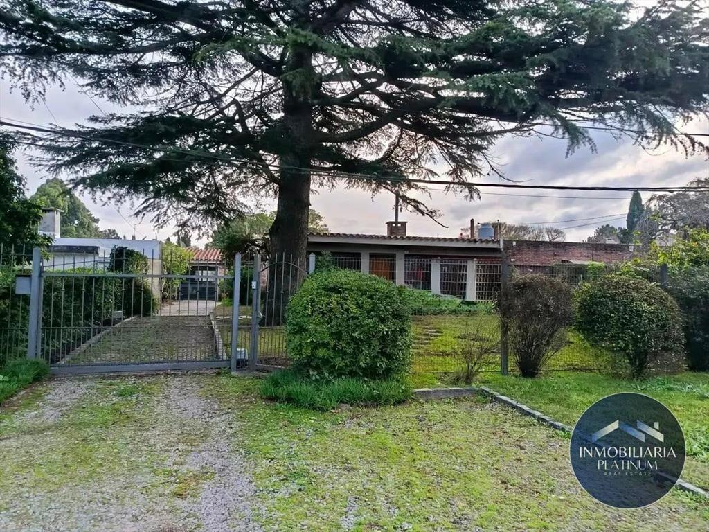 Casa en alquiler c/ cochera en Carrasco Norte