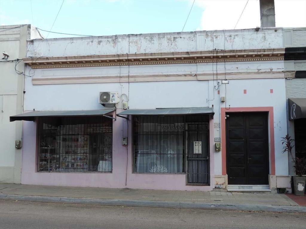 Casa grande en pleno centro con local comercial