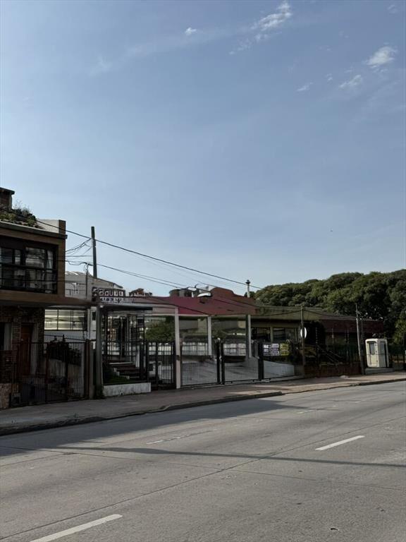 Local comercial en alquiler – Esquina Av. Italia y Mariscal
