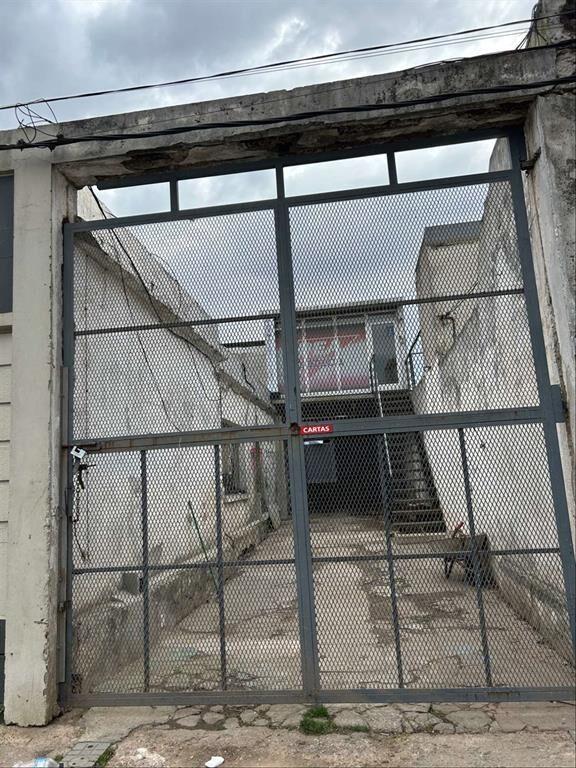 Galpón con entrada camión y oficinas Yaguarí y Cufré Jacint