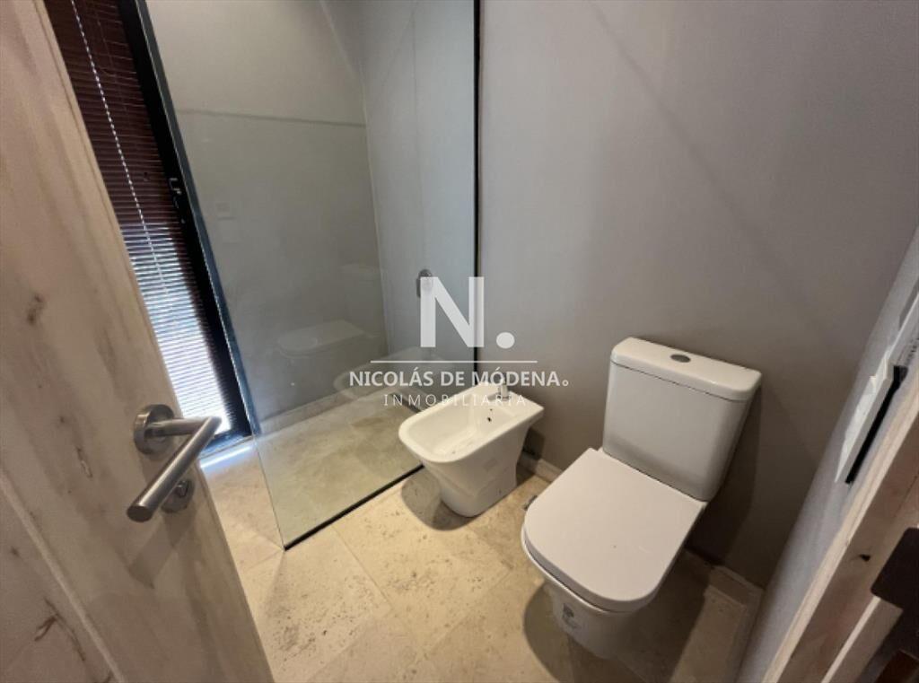 Vende casa de 5 dormitorios en Laguna Escondida.