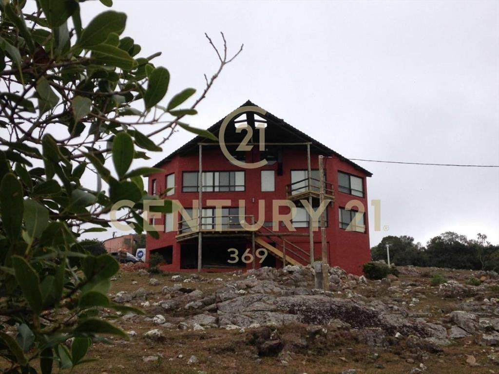 CASAa en Villa Serrana, con estufa a leña y balcón - FINA...