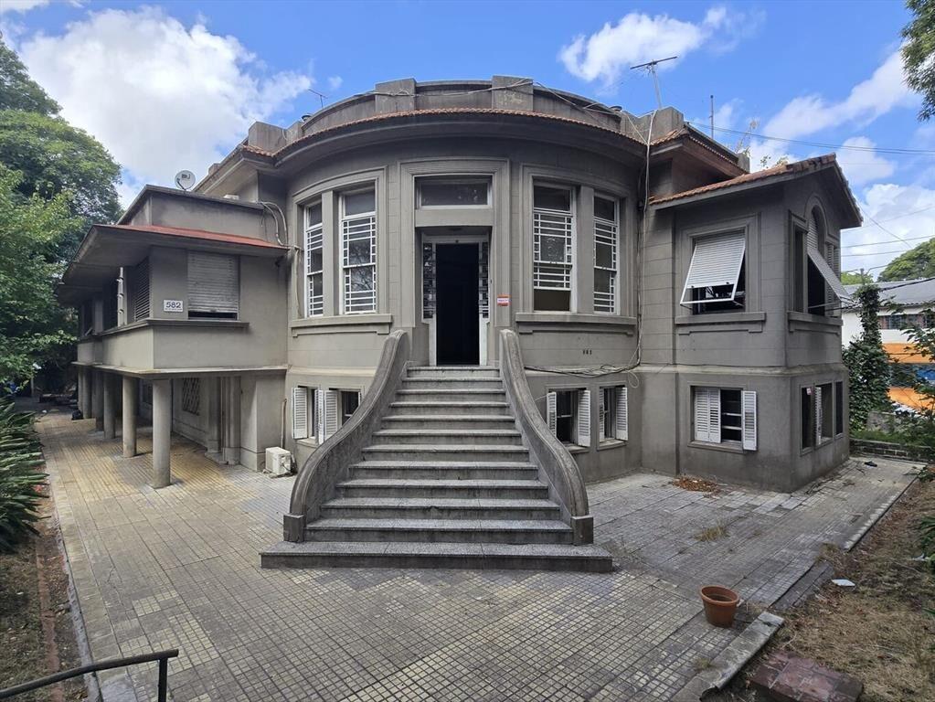 Gran Casona con excelente terreno sobre Av. Garzon, próx Sh