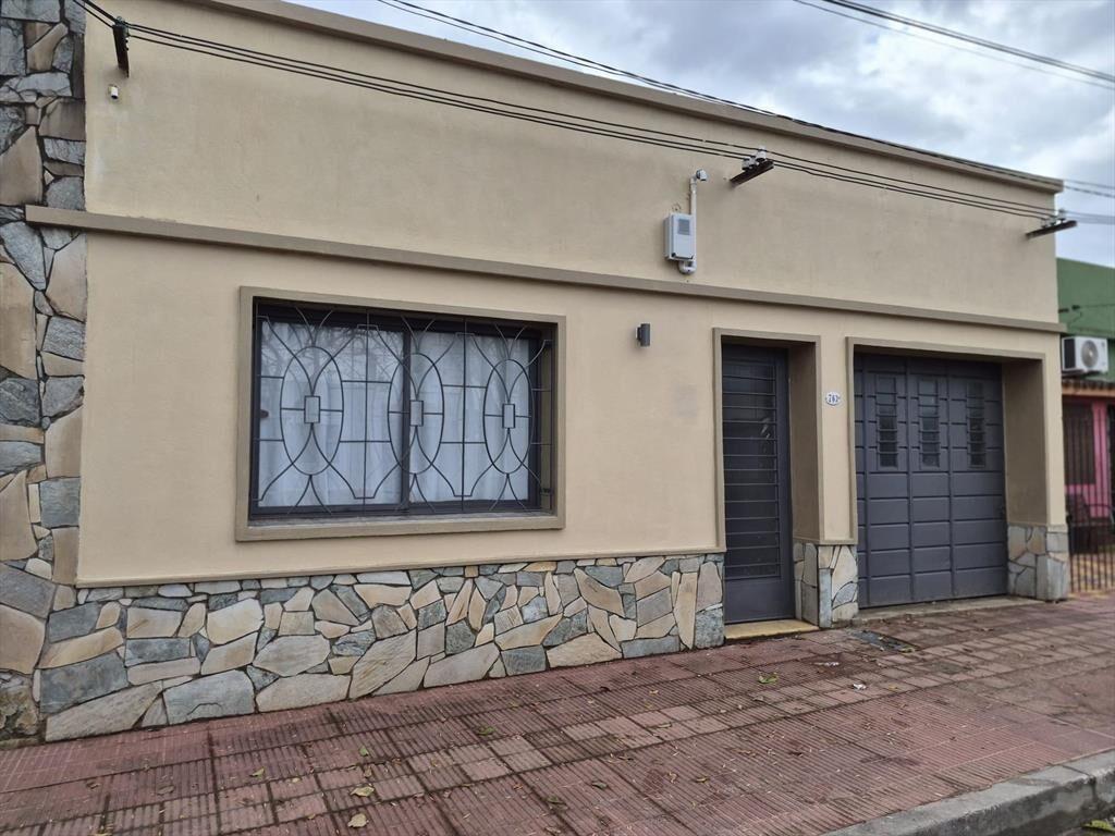 Casa de 3 dormitorios con garaje y patio