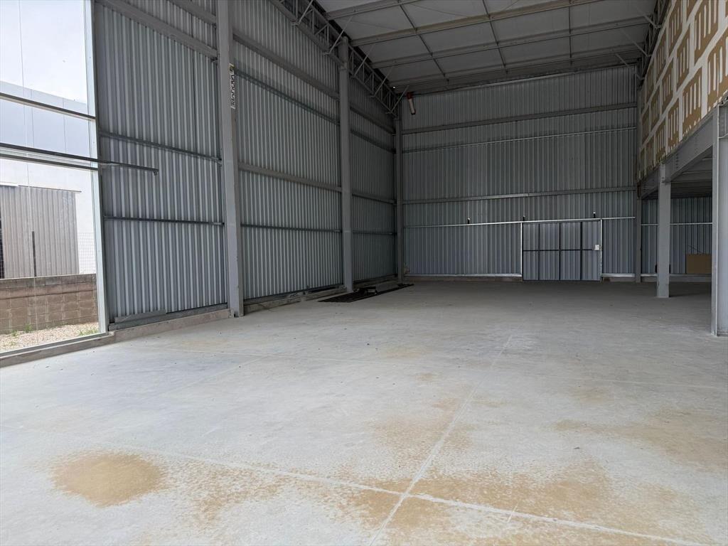 Alquiler local comercial esquinero de 234 m². Doble altura