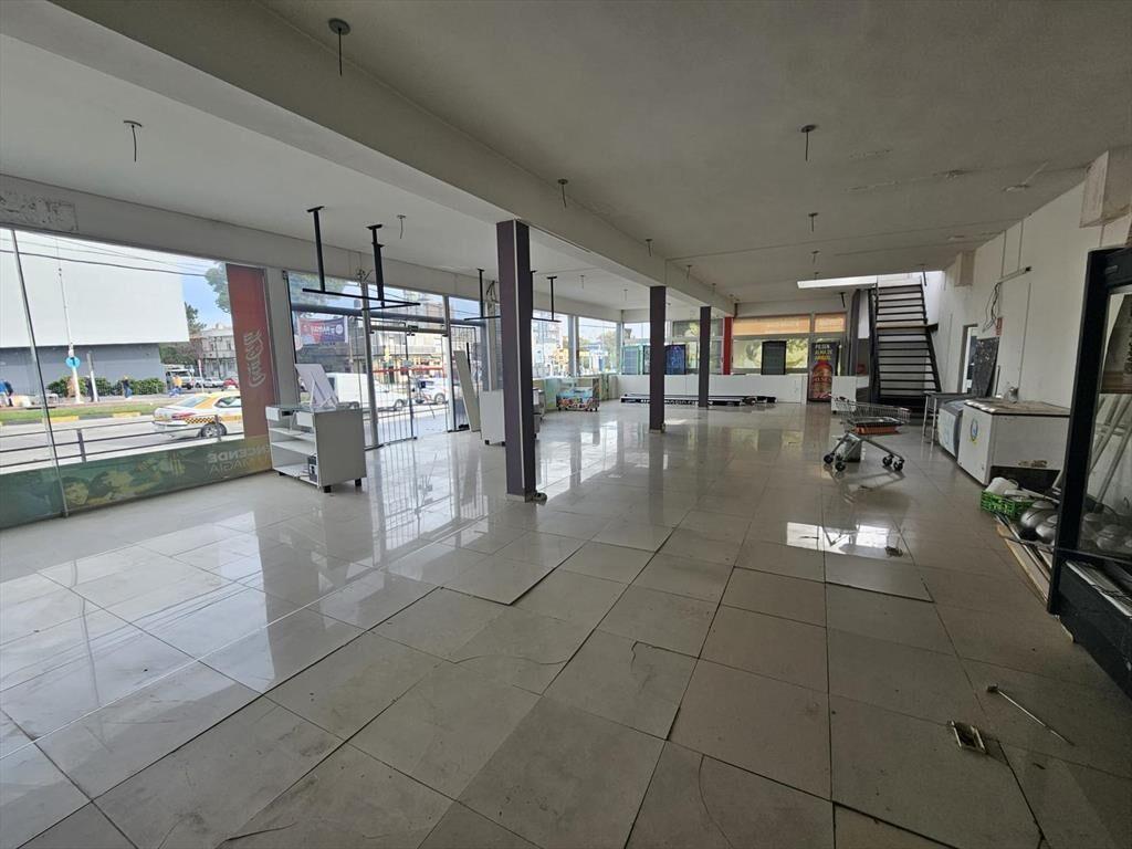 Luis Alberto de Herrera, esquina, frente Nuevocentro, 375 m