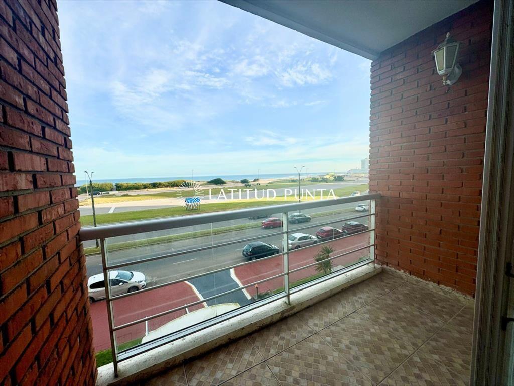 Apartamento de 2 dormitorios frente a playa Brava