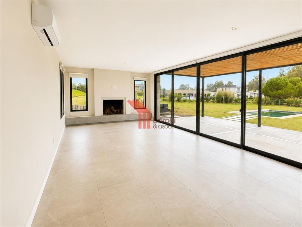 Venta de casa de 3 dormitorios, 3 baños y cuarto