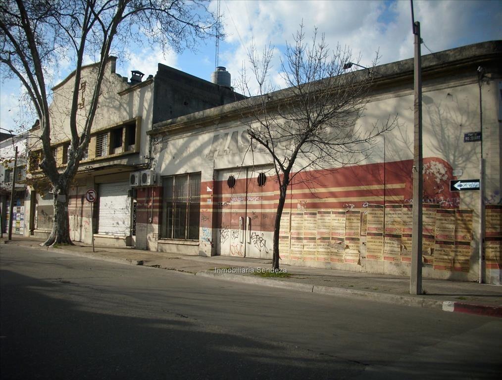 3 padrones, baños, oficinas, entrepisos, vidrieras.