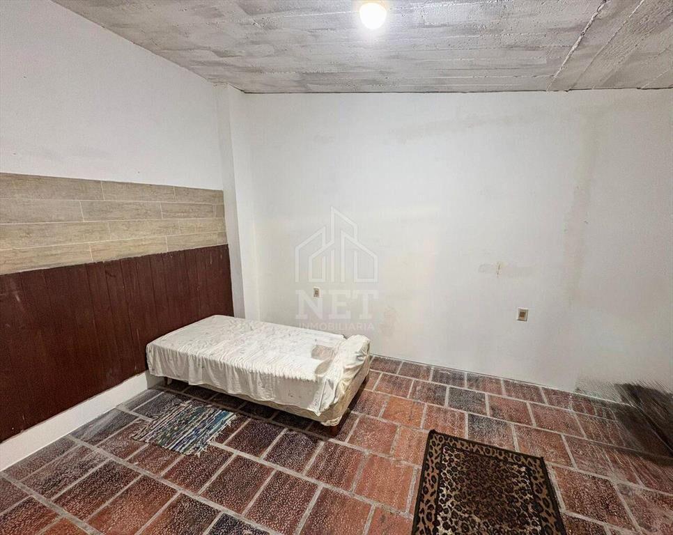 Venta galpón co apartamentos, Cerro.