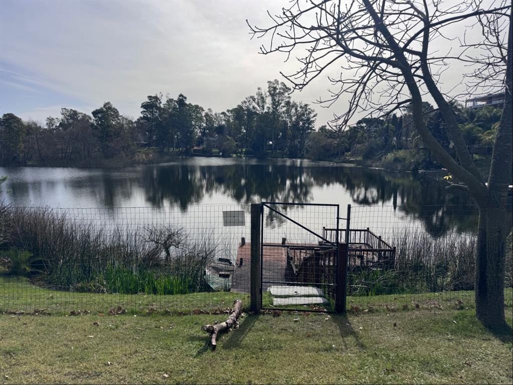 Parque Miramar. Una casa sobre el lago, en un terreno excep