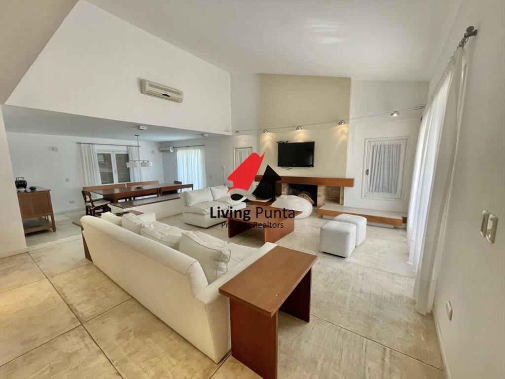 VENTA DE HERMOSA CASA DE 4 DORMITORIOS EN LUGANO