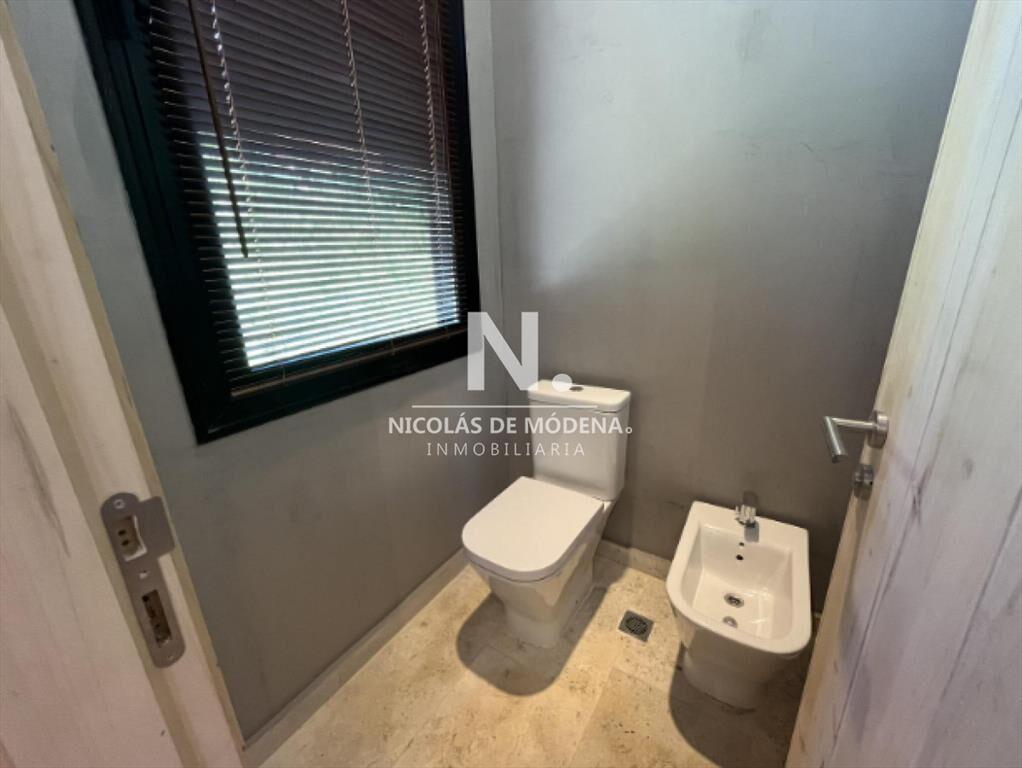 Vende casa de 5 dormitorios en Laguna Escondida.