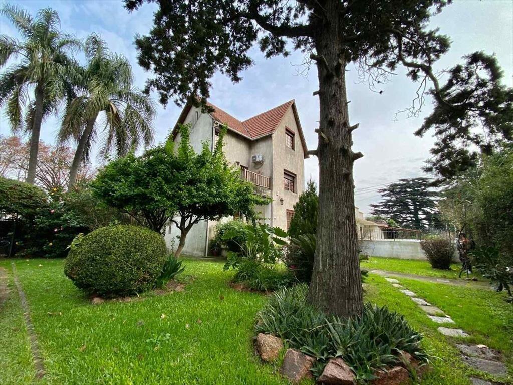 Se venden 2 casas 1 y 3 dormitorios Colón p, único