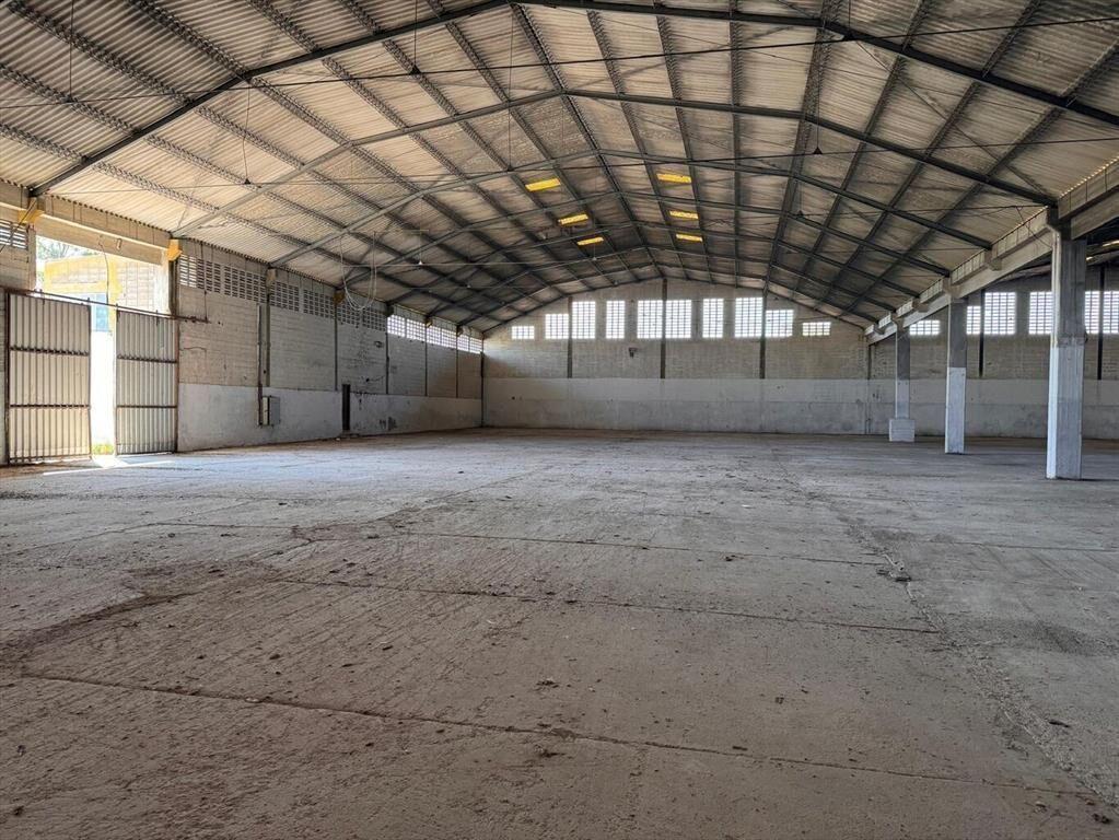 5 naves de 10.590 m2 mas oficinas, próximo Mdeo y Puerto. 1
